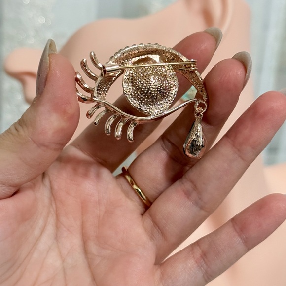 ⚜️ Elegant Black and Gold Eye Brooch - Picture 4 of 6